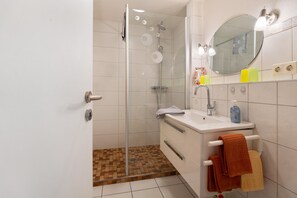 Shower, hair dryer, towels - Apartment 'Fewo Seegarden' with Shared Garden and Wi-Fi (Pellworm)