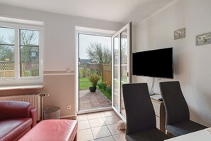 TV - Apartment 'Fewo Waldhusen' with Shared Garden, Balcony and Wi-Fi (Pellworm)