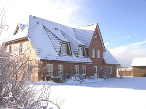 Exterior - Apartment 'Fewo Waldhusen' with Shared Garden, Balcony and Wi-Fi (Pellworm)