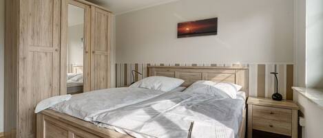 Iron/ironing board, WiFi, bed sheets