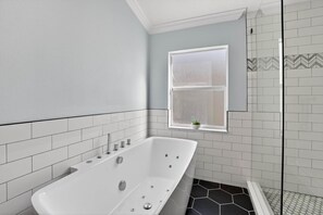 House | 4 bedrooms, Internet - Lakefront 4-bedroom Home With Pool (Brandon)