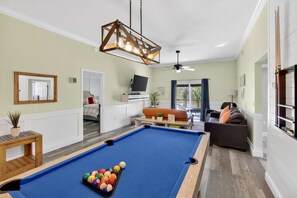 4 bedrooms, Internet - Lakefront 4-bedroom Home With Pool (Brandon)