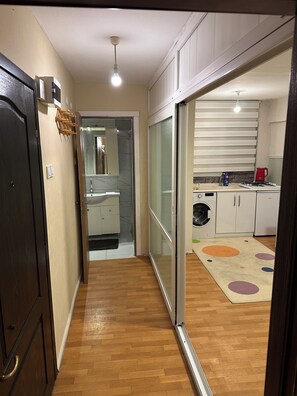 Interior - Cozy 1-bedroom apartment in lovely İzmir with AC and gym access (İzmir)