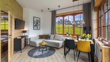 Apartament superior, balcó, vistes a la muntanya | Sala d'estar
