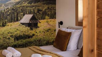 Superior-Apartment, Balkon, Bergblick | Hochwertige Bettwaren, individuell dekoriert, individuell eingerichtet