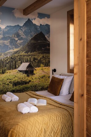 Superior-Apartment, Balkon, Bergblick | Hochwertige Bettwaren, individuell dekoriert, individuell eingerichtet