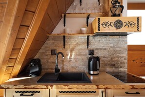 Deluxe-Apartment, 1 Schlafzimmer, Bergblick | Eigene Kochnische | Kühlschrank, Herdplatte, Wasserkocher mit Kaffee-/Teezubehör