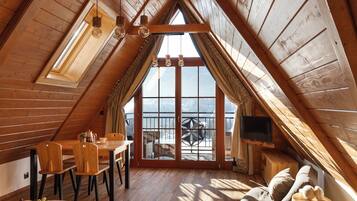 Deluxe Apartment, 1 Bedroom, Mountain View | Living area