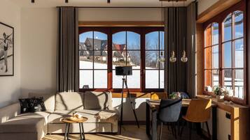 Superior appartement, balkon, uitzicht op bergen | Luxe beddengoed, individueel gedecoreerd, individueel gemeubileerd