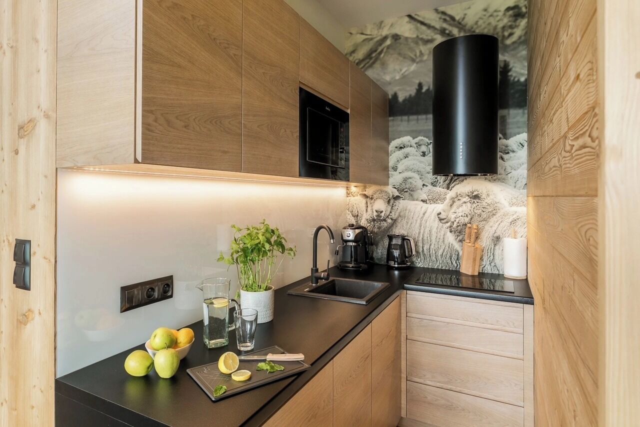 Apartament superior, balcó, vistes a la muntanya | Cuina privada | Frigorífic, placa de cuina i utensilis de cuina, vaixella i coberteria 