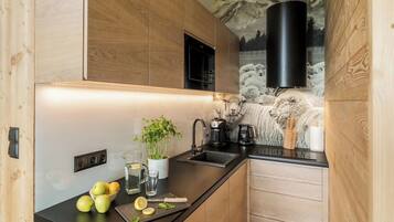 Apartament superior, balcó, vistes a la muntanya | Cuina privada | Frigorífic, placa de cuina i utensilis de cuina, vaixella i coberteria