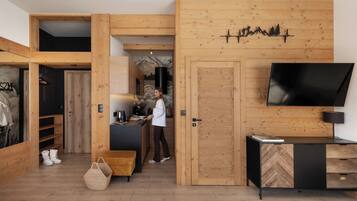 Superior-Apartment, Balkon, Bergblick | Eigene Kochnische | Kühlschrank, Herdplatte, Wasserkocher mit Kaffee-/Teezubehör