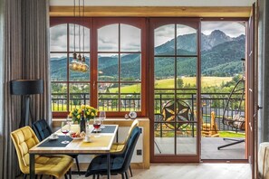 Apartamento superior, balcón, vistas a la montaña | Restauración