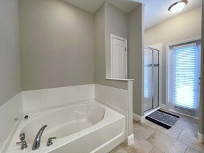 House, 5 Bedrooms | Bathroom - Crisp & Pristine Pool & Spa & Game Room Home! 5 Bedroom Home (Davenport)
