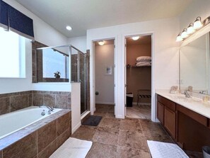 House, 5 Bedrooms | Bathroom - Lakeside 5 Bed Pool Spa And Game Room 5 Bedroom Home (Davenport)