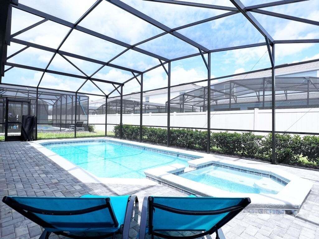 Ein Poolbereich mit Überdachung, zwei separaten Pools und Liegestühlen.