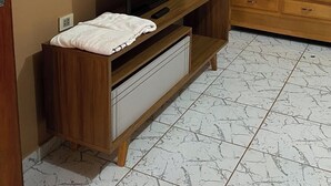 Une pièce comprenant un meuble de rangement en bois, un téléviseur à écran plat et un placard.