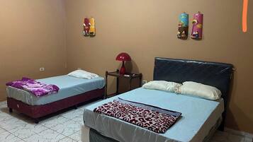 1 dormitori, planxa i posts de planxar i roba de llit