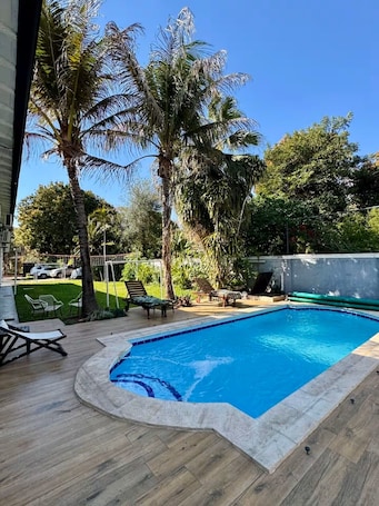 Outdoor pool. Charming and
luxurious 7-bedroom house with private pool in Fernando de la Mora