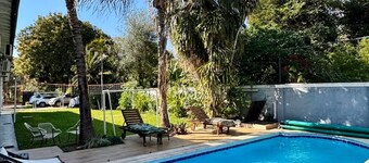 Charming and 
luxurious 7-bedroom house with private pool in Fernando de la Mora