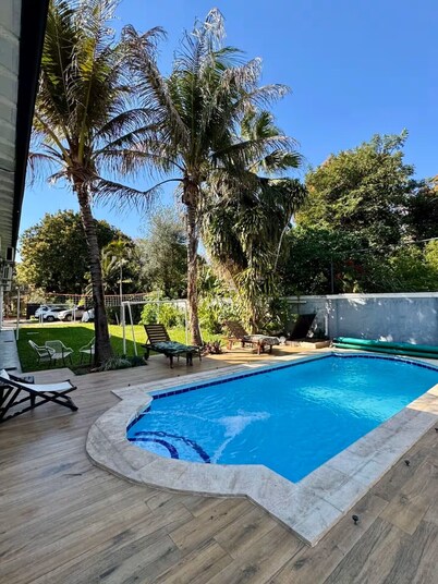 Charming and 
luxurious 7-bedroom house with private pool in Fernando de la Mora