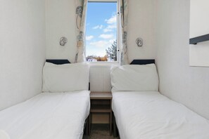 3 bedrooms, iron/ironing board, free WiFi, bed sheets - Seton Sands Family Escape - 3 Bed - Fast Wifi (Prestonpans)