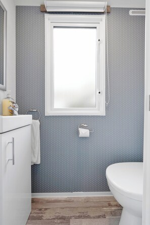 Douche, sèche-cheveux, serviettes fournies