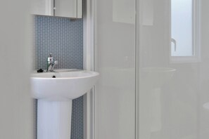 Douche, séchoir à cheveux, serviettes fournies