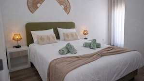 A neatly made bed with pillows, a bedside lamp, and a blanket. - The Douro Nest — Casa com Piscina Privada perto de Pinhão (Valença do douro)
