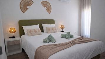 2 bedrooms, in-room safe, desk, iron/ironing board