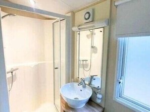 Shower - Nutty Nanny's - Kelling Heath Holiday Park - 22251 (Holt)