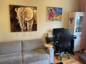 Apartament, 1 dormitori, vistes a la ciutat | Sala d'estar | Llibres 