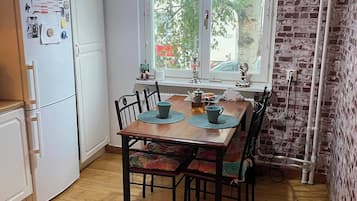 Apartment, 1 Bedroom, City View | Dining room