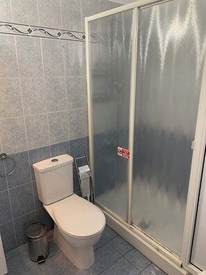 Secadora de cabello, toallas, jabón, papel de baño 