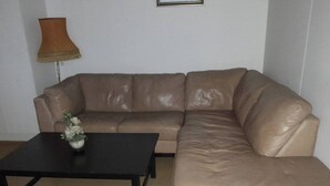 Shared Dormitory, 1 Bedroom, Smoking, City View | Ruang tamu