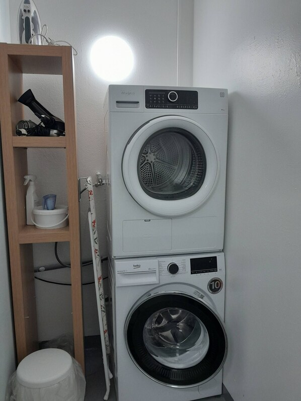 Dormitorio compartido, 1 habitación, para fumadores, vista a la ciudad | Interior