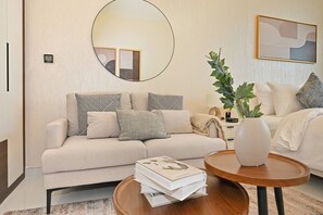 Apartamento, sacada, vista para a cidade | Área de estar