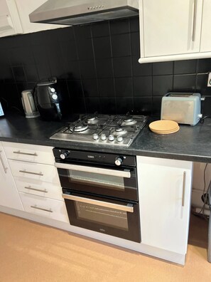 Room, 3 Bedrooms, Accessible, City View | Interior - Room-rise & Reset House Short Stay Accom (Burton on Trent)