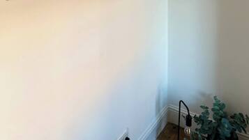 Chambre, 3 chambres, accessible aux personnes à mobilité réduite, vue ville | Intérieur