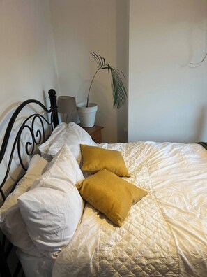 Room, 3 Bedrooms, Accessible, City View - Room-rise & Reset House Short Stay Accom (Burton on Trent)