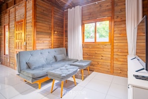 Villa | Oppholdsområde | En 32-tommers smart-TV med digitale kanaler