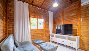 Villa | Oppholdsområde | En 32-tommers smart-TV med digitale kanaler