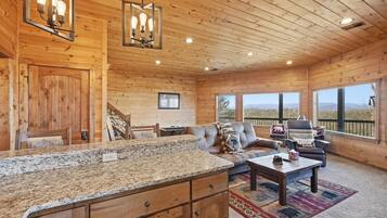 Rumah, Beberapa Tempat Tidur, hot tub, pemandangan gunung (Majestic Mountaintop Escape) | Area keluarga