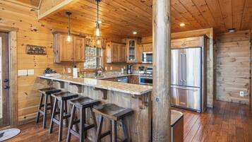 Rumah, Beberapa Tempat Tidur, hot tub, pemandangan gunung (Majestic Mountaintop Escape) | Dapur pribadi | Mesin pembuat kopi/teh