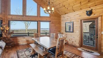 Rumah, Beberapa Tempat Tidur, hot tub, pemandangan gunung (Majestic Mountaintop Escape) | Tempat makan