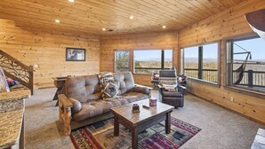 Nhà, nhiều giường, bồn tắm nước nóng, quang cảnh núi (Majestic Mountaintop Escape) | Khu phòng khách