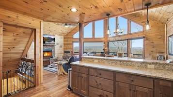 Rumah, Beberapa Tempat Tidur, hot tub, pemandangan gunung (Majestic Mountaintop Escape) | Interior