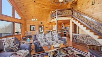 House, Multiple Beds, Hot Tub, Mountain View (Majestic Mountaintop Escape) | Living area