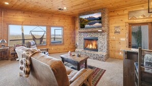 Nhà, nhiều giường, bồn tắm nước nóng, quang cảnh núi (Majestic Mountaintop Escape) | Khu phòng khách