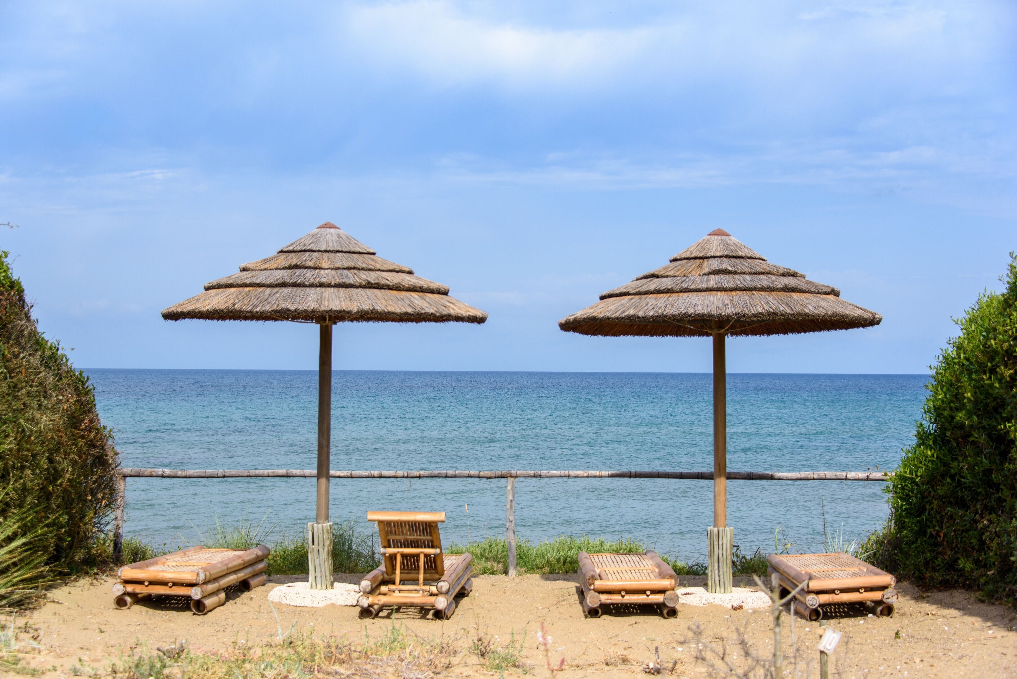 在海滩、沙滩椅、海滩遮阳伞、帆板运动